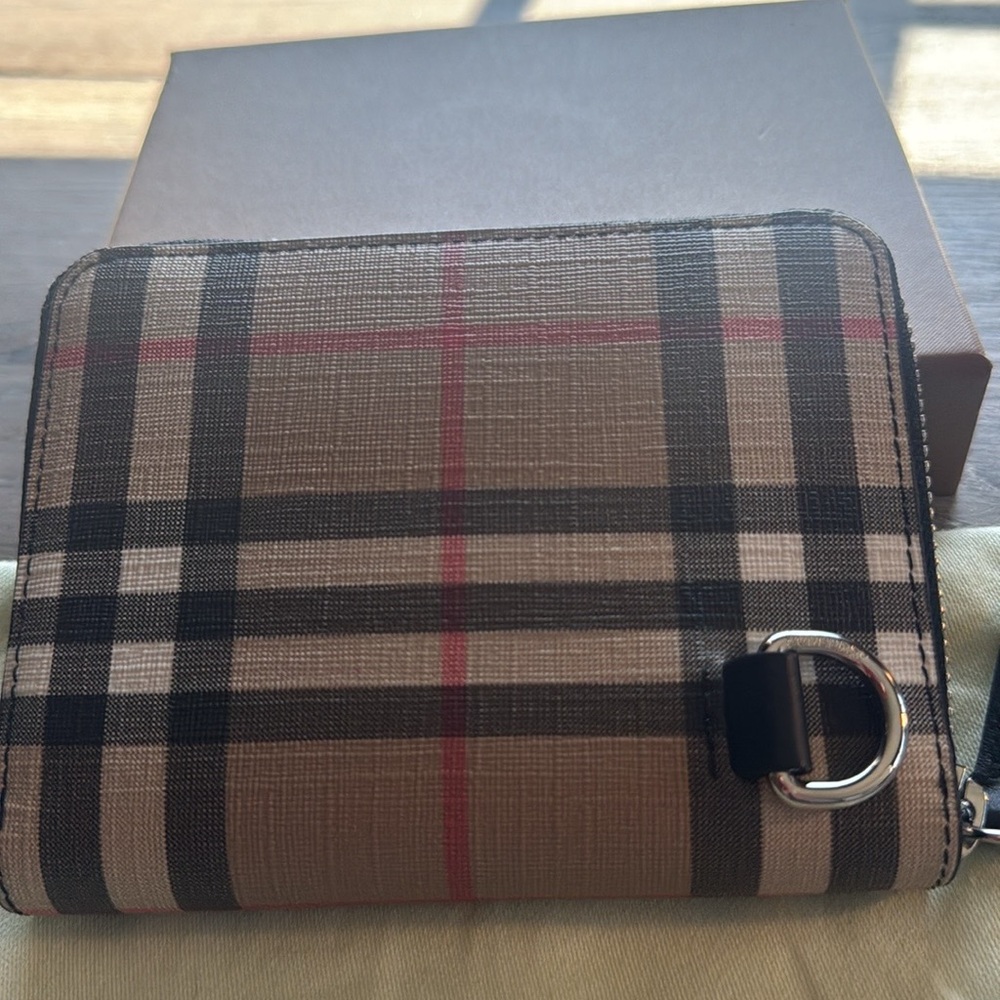 Wrap around Burberry wallet - Picture 4 of 4